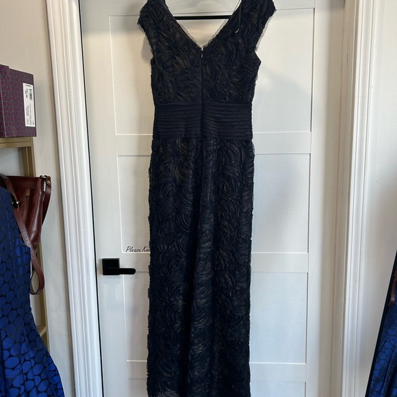 Tadashi Shoji navy and golf mesh floor length gown size 6 - Picture 5 of 6